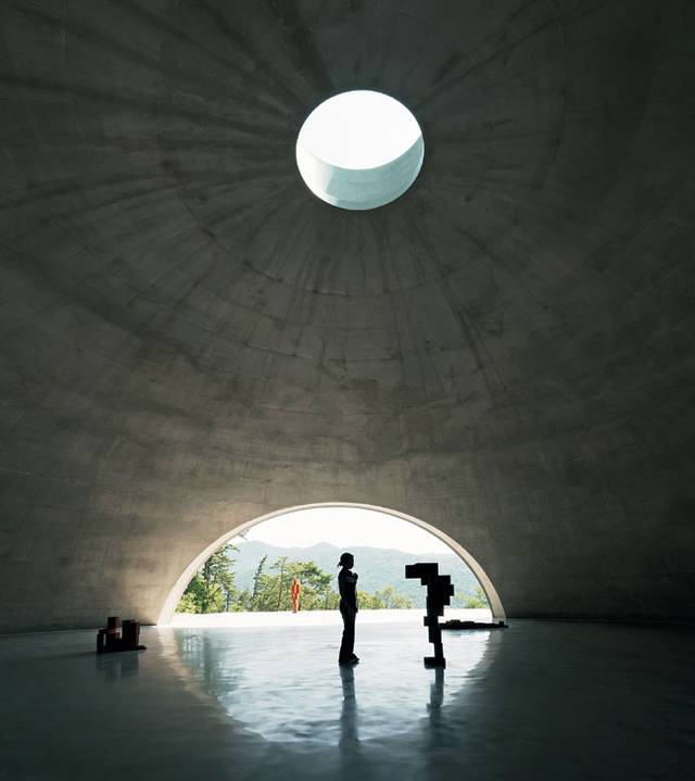 안토니 곰리가 안도 다다오와 협업해 선보이는 실험적 공간 ‘그라운드’. 한 관람객이 이곳에 설치된 조각품을 응시하고 있다. 뉴시스