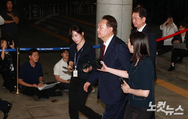 내란특검에서 소환조사를 받은 윤석열 전 대통령이 29일 새벽 서울 서초구 서울고검에 마련된 내란특검 사무실에서 나와 귀가하고 있다. 황진환 기자