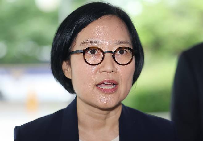 한성숙 중소벤처기업부 장관 후보자가 지난 26일 서울 영등포구 중소기업기술정보진흥원 수도권평가실에 마련된 인사청문회 준비 사무실로 출근하며 취재진 질문에 답하고 있다. 연합뉴스