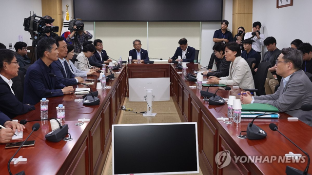 송미령 농림축산식품부 장관이 6월27일 국회에서 열린 더불어민주당 농림축산식품해양수산위원회 위원들과의 당정간담회에서 발언하고 있다. 연합뉴스