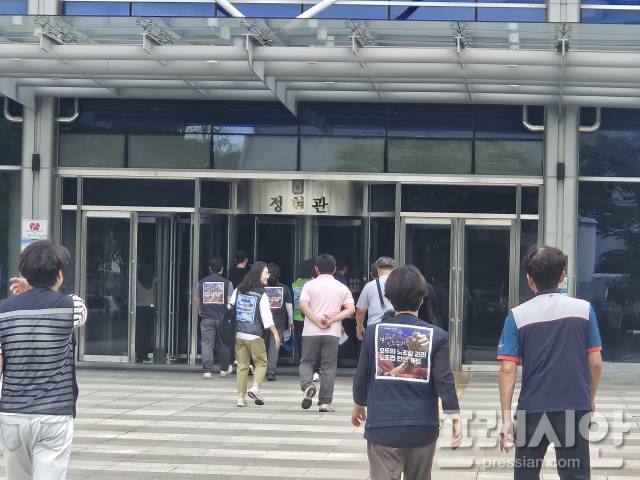 ▲1일 삼성에어컨 설치 청년노동자 폭염 산재 사망사고 광주지방노동청 무혐의 처분 규탄 기자회견을 한 참석자들이 광주지방고용노동청을 항의방문하고 있다.2025.07.01ⓒ프레시안(김보현)