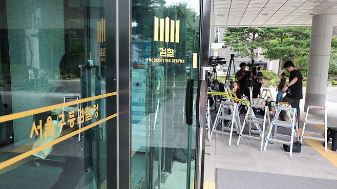 조은석 내란 특별검사팀이 윤석열 전 대통령에 대해 2차 조사를 위해 출석하라고 지정한 1일 오전 서울 서초구 서울고검 청사 앞에 취재진이 대기하고 있다. (사진=연합뉴스)