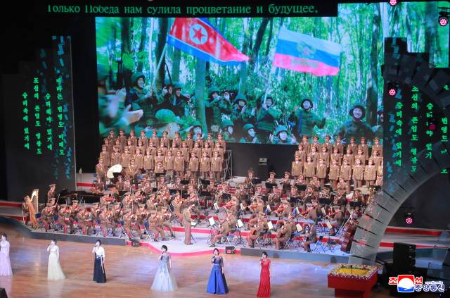 조선중앙통신은 지난 29일 올가 류비모바 러시아 문화부 장관이 김정은 북한 국무위원장, 김 위원장의 딸인 주애와 함께 평양 노동당 중앙위원회 본부청사에서 함께 공연을 관람했다고 30일 보도했다. 무대의 대형 스크린에 러시아 파병 군인들의 모습이 비춰지고 있다. 조선중앙통신·연합뉴스