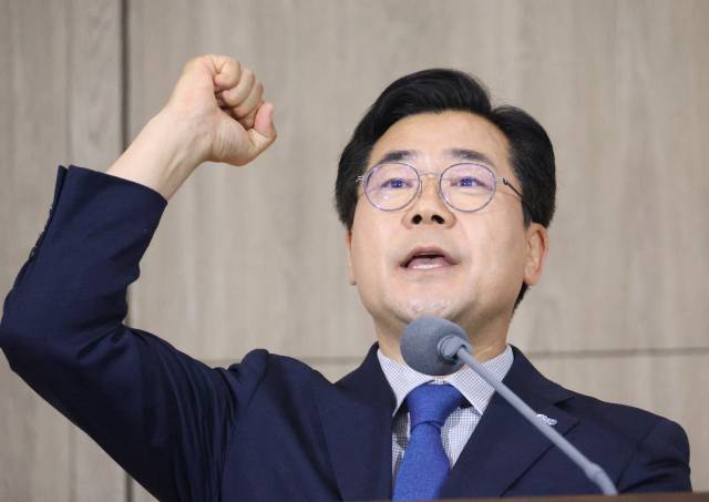 박찬대 더불어민주당 의원이 29일 청주 오스코에서 열린 더민주전국혁신회의 전국대회에서 정견발표를 하고 있다. 연합뉴스