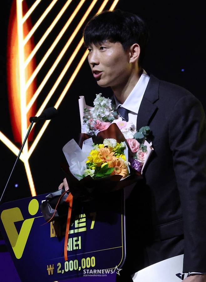 지난 2024~2025 V리그 시상식에서 황택의(KB손해보험)가 베스트7을 수상한 후 소감을 밝히고 있다. /사진=김진경 대기자