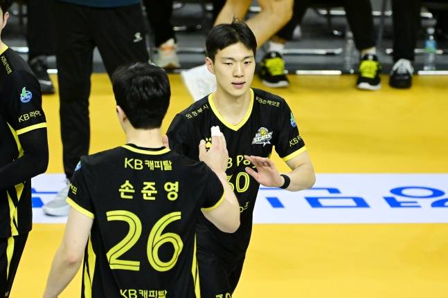 KB손해보험 지은우(오른쪽)가 지난 3월 18일 2024~2025 V리그 포스트시즌 대한항공과 플레이오프 무대에 투입되고 있다. /사진=한국배구연맹 제공