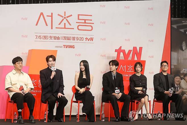 tvN 드라마 '서초동' 제작발표회 (서울=연합뉴스) 류효림 기자 = 박승우 연출(왼쪽부터), 배우 이종석, 문가영, 강유석, 류혜영, 임성재가 1일 서울 구로구 더링크호텔에서 열린 tvN 새 드라마 '서초동' 제작발표회에서 인사말을 하고 있다. 2025.7.1 ryousanta@yna.co.kr