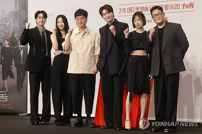 tvN 드라마 '서초동' 제작발표회 (서울=연합뉴스) 류효림 기자 = 배우 강유석(왼쪽부터), 문가영, 박승우 연출, 이종석, 류혜영, 임성재가 1일 서울 구로구 더링크호텔에서 열린 tvN 새 드라마 '서초동' 제작발표회에서 포즈를 취하고 있다. 2025.7.1 ryousanta@yna.co.kr