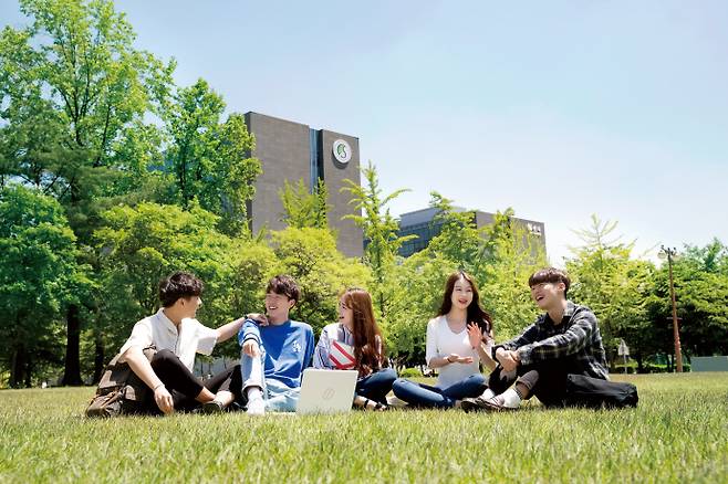 수원시 장안구에 위치한 성균관대학교 자연과학캠퍼스 학생들이 둘러앉아 이야기를 나누고 있다. 사진=성균관대학교