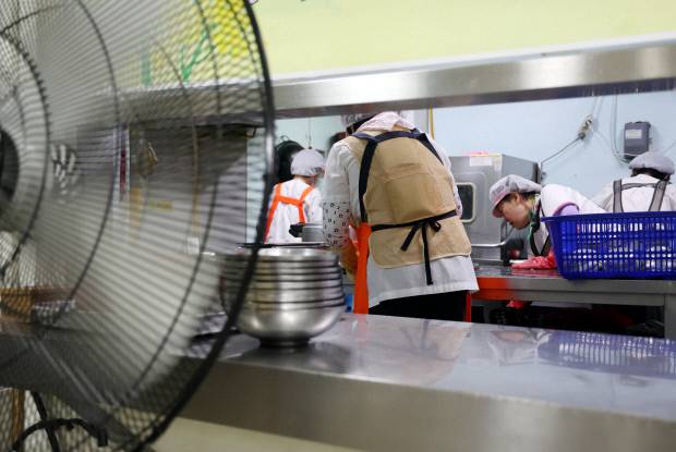 광주시 북구청 구내식당에서 급식 노동자들이 아이스팩을 넣은 조끼를 입고 작업 중이다.