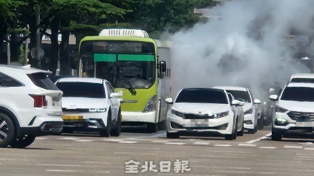 2일 전주의 한 교차로에서 신호대기 중인 시내버스에서 연기가 나고 있다. 오세림 기자