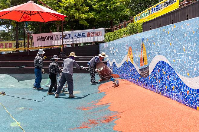 울산 중구 우정공원 물놀이장에서 발견된 철사에 이용객들이 찔리는 사고가 발생한 가운데 2일 관계자들이 우정공원 물놀이장 바닥 재포장을 하고 있다. 최지원 기자