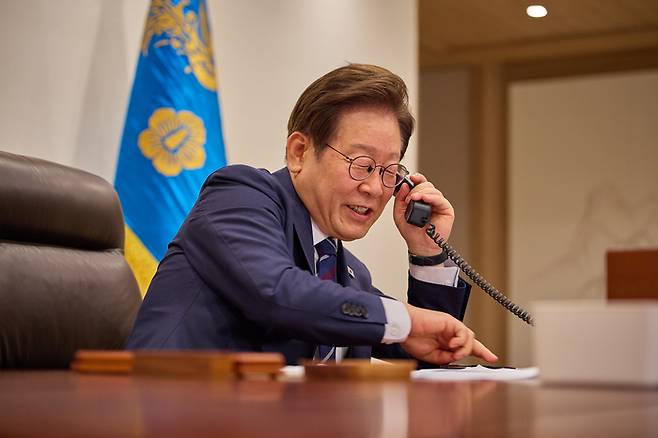 이재명 대통령이 1일 서울 용산 대통령실 청사 집무실에서 크리스토퍼 럭슨 뉴질랜드 총리와 전화 통화를 하고 있다. 연합뉴스