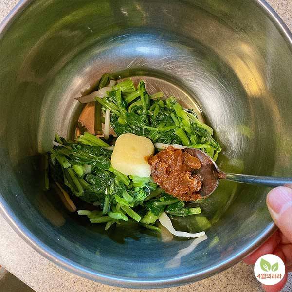 데친 열무에 양념을 더한 모습