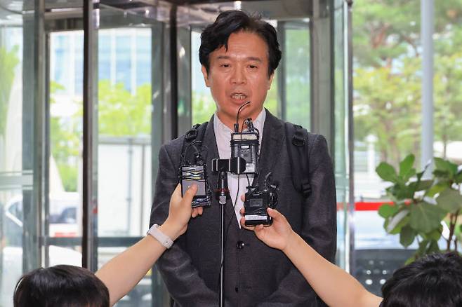 김영훈 고용노동부 장관 후보자가 6월 24일 인사청문회 준비 사무실이 위치한 서울 중구 서울지방고용노동청으로 들어서며 취재진의 질문에 답하고 있다.(사진=연합뉴스)