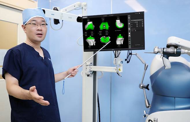 남창현 힘찬병원 관절클리닉 의무원장이 로봇 인공관절수술에 대해 설명하고 있다. (사진=힘찬병원)