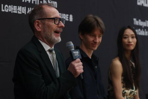케빈 오헤어 디렉터(왼쪽부터), 수석 무용수 바딤 문타기로프, 후미 가네코가 2일 서울 강서구 LG아트센터에서 열린 영국 로열 발레 ‘더 퍼스트 갈라’ 간담회에서 질문에 답하고 있다(사진=연합뉴스).