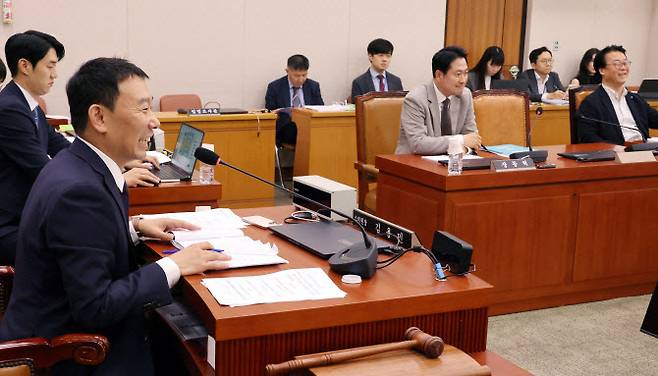2일 서울 여의도 국회에서 여야의 상법개정안 처리 합의 이후 열린 법안심사제1소위원회의에서 김용민 소위원장과 위원들이 안건 처리에 앞서 밝은 표정으로 대화하고 있다. (사진=연햡뉴스)