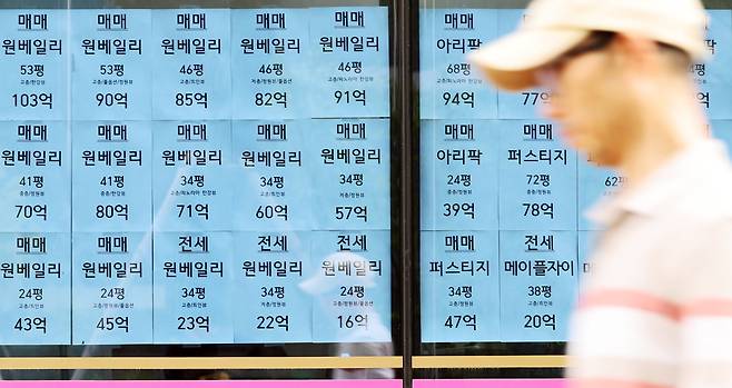 서울 시내의 한 공인중개사무소에 붙여져 있는 매물 안내문. 2025.7.1/뉴스1 ⓒ News1 황기선 기자