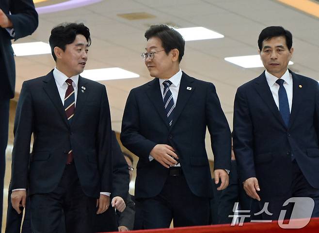 이재명 대통령이 26일 서울 여의도 국회 본회의장에서 취임 이후 첫 추가경정예산안 시정연설을 마치고 강훈식 비서실장과 대화하며 이동하고 있다. 2025.6.26/뉴스1 ⓒ News1 국회사진기자단