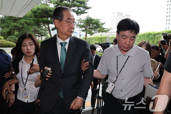 한덕수 전 국무총리가 2일 서초구 서울고등검찰청에 마련된 내란 특검 사무실에 조사를 받기 위해 출석하고 있다. 2025.7.2/뉴스1 ⓒ News1 이동해 기자