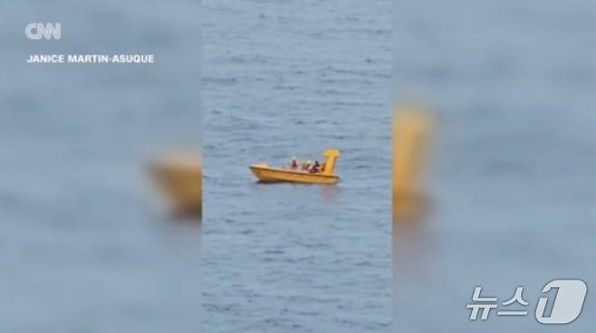 크루즈 직원들의 구조 작업 모습. (CNN 캡처)