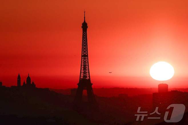1일(현지시간) 파리 에펠탑과 사크레쾨르 대성당에서 태양이 이글거리고 있다. 유럽을 강타한 폭염으로 파리는 적색경보를 발령했다. ⓒ AFP=뉴스1