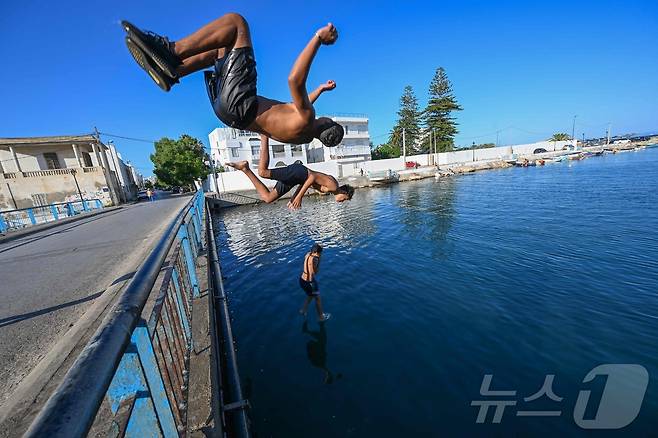 1일(현지시간) 튀니스 라 굴레트 해변에서 시민들이 더위를 식히기 위해 바다로 뛰어들고 있다. ⓒ AFP=뉴스1