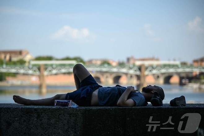 1일 프랑스 남부 툴르즈에서 한 시민이 폭염을 피해 그늘에 누워 있다. ⓒ AFP=뉴스1