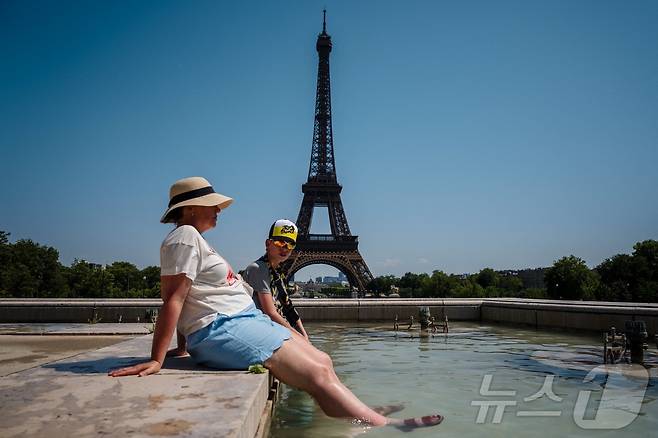 1일(현지시간) 프랑스 파리 에펠탑 앞 트로카데로 분수에서 관광객들이 더위를 식히고 있다. ⓒ AFP=뉴스1