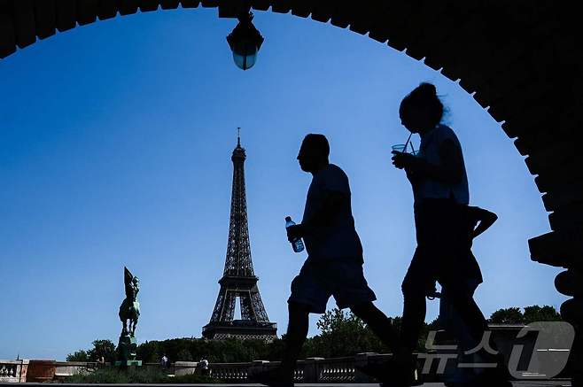 1일(현지시간) 프랑스 파리 세느강 다리 위에서 시민들이 물병을 들고 음료를 마시고 있다. ⓒ AFP=뉴스1