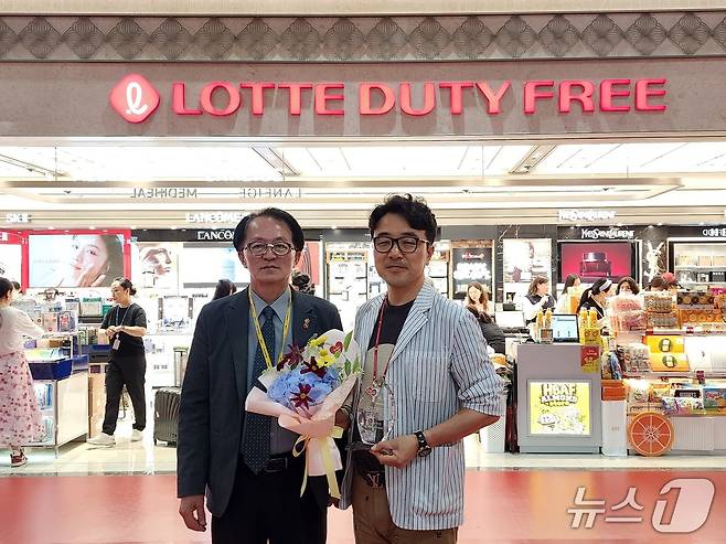고승철 제주관광공사 사장과 롯데면세점 윤남호 점장(제주관광공사 제공)/뉴스1