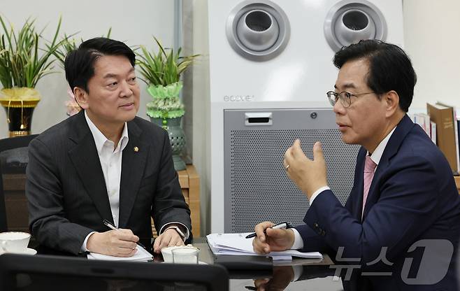 국민의힘 송언석 비상대책위원장 겸 원내대표(오른쪽)와 혁신위원장으로 내정된 안철수 의원이 2일 오후 서울 여의도 국회 본청 원내대표실에서 회동하고 있다. (공동취재) 2025.7.2/뉴스1 ⓒ News1 안은나 기자