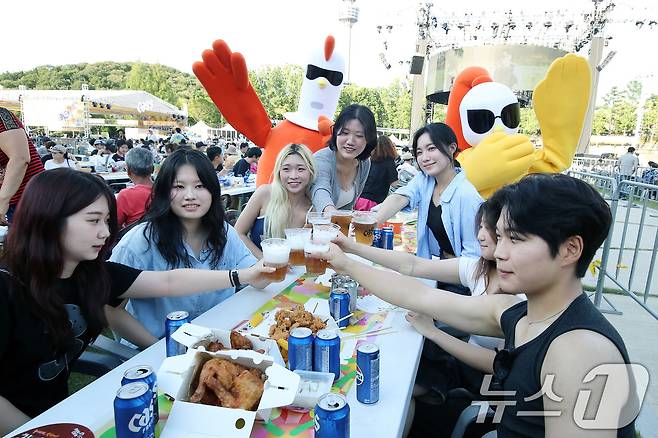 2일 오후 대구 달서구 두류공원에서 열린 '2025 대구치맥페스티벌'을 찾은 시민들이 치킨과 맥주를 즐기고 있다. 2025.7.2/뉴스1 ⓒ News1 공정식 기자