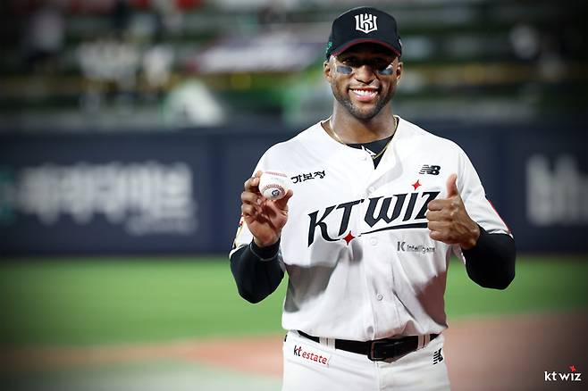 로하스가 외인 최다 홈런 타이 기념구를 들고 포즈를 취하고 있다. 사진 | KT 위즈