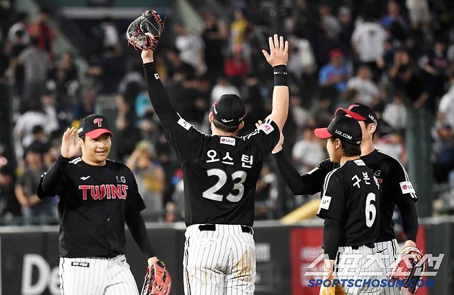 치열했던 엘롯라시코 팀을 승리로 이끈 LG 1루수 오스틴이 마지막 아웃 카운트를 올린 뒤 마운드로 달려갔다. 부산=박재만 기자 pjm@sportschosun.com