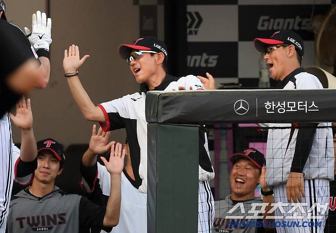 끝까지 믿고 기다려준 염경엽 감독은 오스틴 홈런포에 활짝 웃었다.