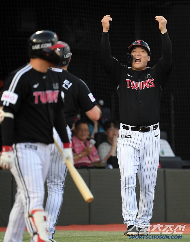 오스틴 투런포가 터지자 격하게 반긴 김현수.