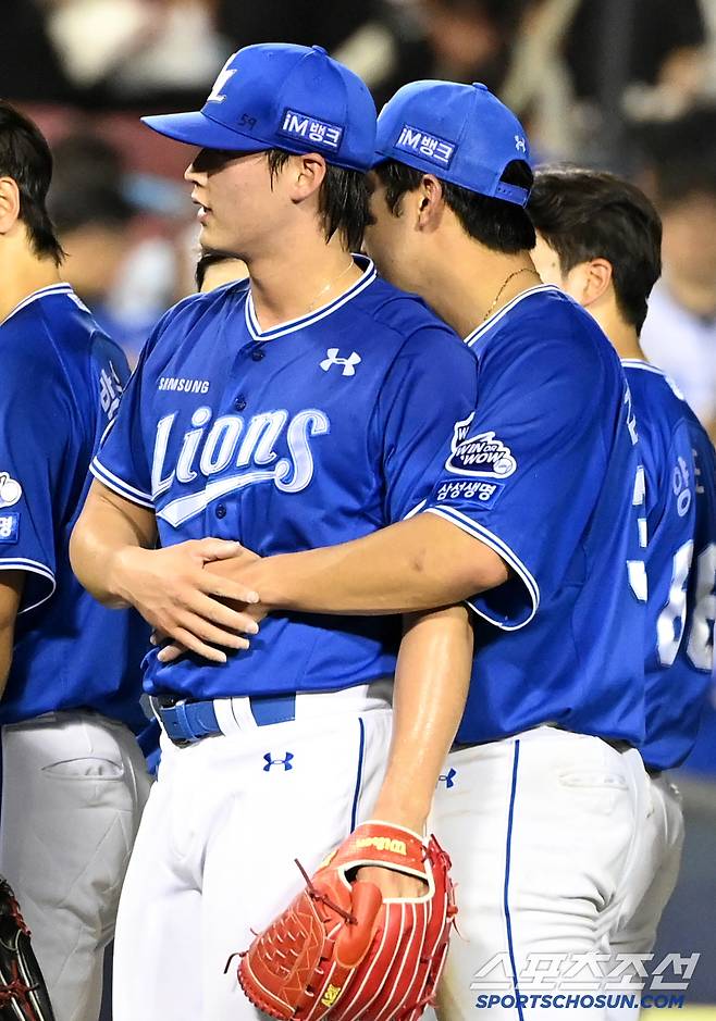 1일 잠실야구장에서 열린 삼성과 두산의 경기, 삼성이 4대1로 승리했다. 9회말 2사 만루 위기에서 경기를 끝낸 삼성 이호성이 김영웅과 기쁨을 나누고 있다. 잠실=허상욱 기자wook@sportschosun.com/2025.07.01/