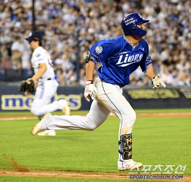 1일 잠실야구장에서 열린 삼성과 두산의 경기, 9회초 김영웅이 기습번트를 대고 전력질주하고 있다. 잠실=허상욱 기자wook@sportschosun.com/2025.07.01/