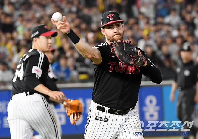 1일 부산 사직구장에서 열린 롯데 자이언츠와 LG 트윈스의 경기. 9회말 무사 1루 롯데 나승엽 번트 타구를 LG 오스틴이 잡아 1루로 송구하고 있다. 부산=박재만 기자 pjm@sportschosun.com/2025.07.01/