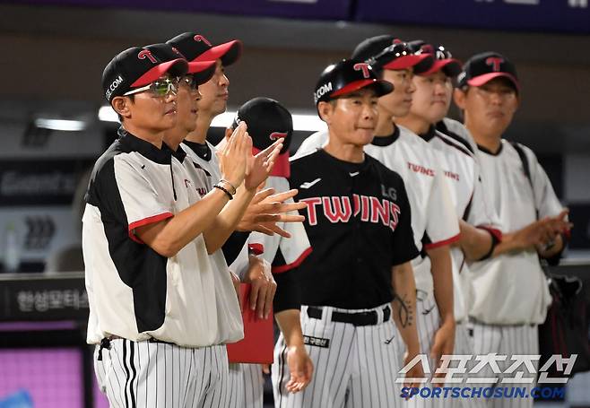 1일 부산 사직구장에서 열린 롯데 자이언츠와 LG 트윈스의 경기. 승리한 LG 염경엽 감독이 기뻐하고 있다. 부산=박재만 기자 pjm@sportschosun.com/2025.07.01/