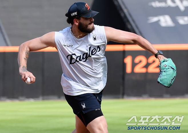 유격수로 변신한 폰세가 땀을 뻘뻘 흘리며 러닝스로 동작을 취하고 있다. 대전=정재근 기자 cjg@sportschosun.com