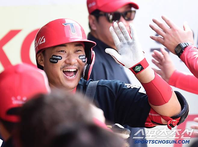 25일 대구 삼성라이온즈파크에서 열린 KBO리그 삼성과 KIA의 경기. 7회 KIA 김태군이 삼성 백정현을 상대로 동점 솔로포를 날렸다. 더그아웃에서 동료들과 함께 기뻐하는 김태군. 대구=송정헌 기자songs@sportschosun.com/2025.05.25/