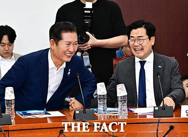 정청래(왼쪽), 박찬대 더불어민주당 당대표 후보가 2일 오후 서울 여의도 국회에서 열린 검찰개혁 토론회에 참석해 환한 미소를 지으며 인사하고 있다. /국회=배정한 기자