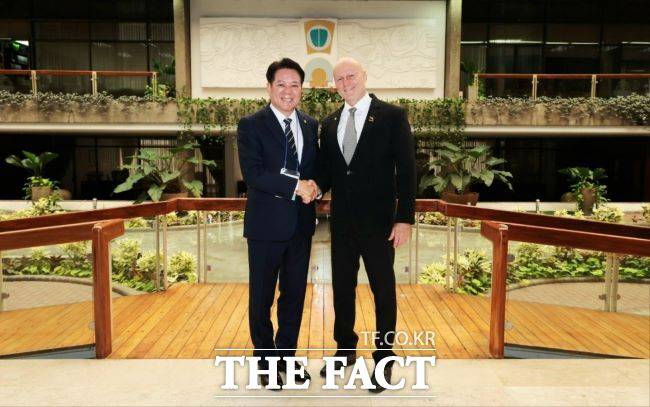 최대호 안양시장이 스테판 브루너 코스타리카 제1부통령과 기념 촬영을 하고 있다./안양시