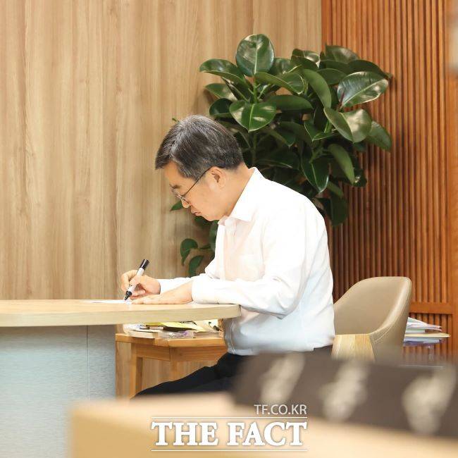 김동연 경기도지사가 2일 도청 집무실에서 취임 3주년을 맞아 1420만 경기도민께 드리는 손 편지를 쓰고 있다./김동연 경기도지사 페이스북 캡쳐