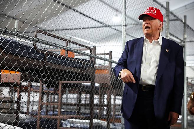 도널드 트럼프 미국 대통령이 1일 플로리다주 '엘리게이터 알카트라즈' 불법 이민자 수용 시설을 둘러보고 있다. /로이터 연합뉴스