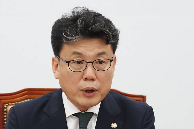 진성준 더불어민주당 정책위의장이 26일 오후 서울 여의도 국회에서 6월 임시회 중점처리 법안 및 정책현안 관련 기자간담회를 하고 있다. /뉴스1