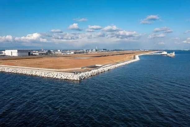 간사이공항을 둘러싼 소파블록의 모습. 소파블록은 파도를 흡수하기 위해 고안된 콘크리트 블록이다./간사이공항 홈페이지